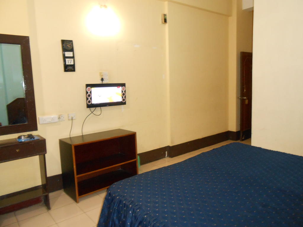 Hotel Blue Moon Гувахати Екстериор снимка