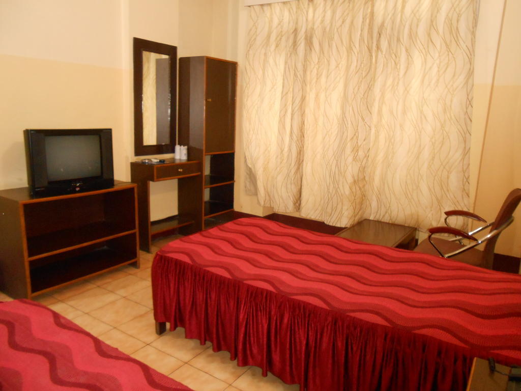 Hotel Blue Moon Гувахати Екстериор снимка